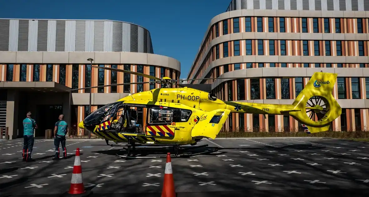 Ambulancehelikopter PH-OOP van Vlieland naar Leeuwarden op donderdag 8 augustus 2024 22:40