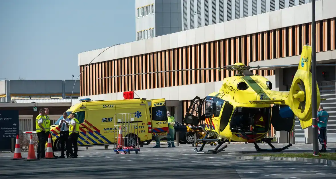 Ambulancehelikopter PH-HOW van Vliegbasis Leeuwarden naar West-Terschelling op maandag 5 mei 2025 17:51