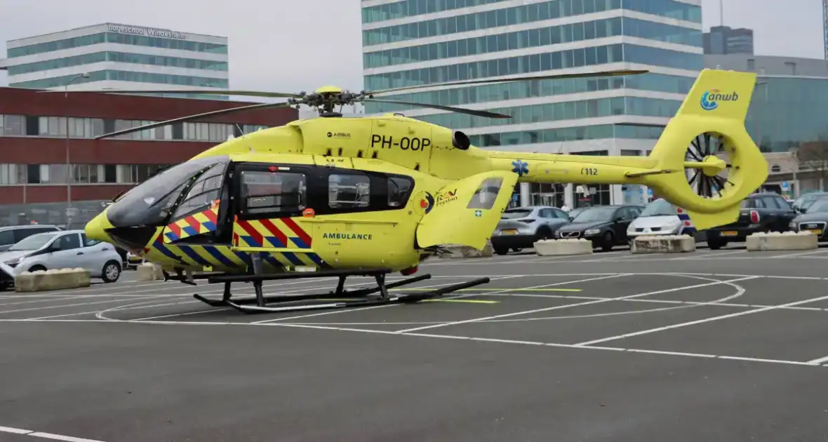 Ambulancehelikopter PH-HOW van Schiermonnikoog naar Schiermonnikoog op maandag 5 mei 2025 23:35