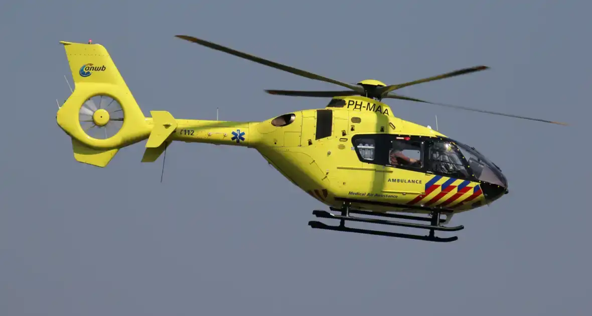 Traumahelikopter PH-MAA van Maasvlakte naar Rotterdam op maandag 7 juli 2025 7:11