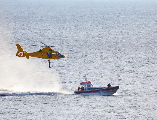 Kustwachthelikopter onderweg vanuit Maasvlakte | 25 april 2024 8:17